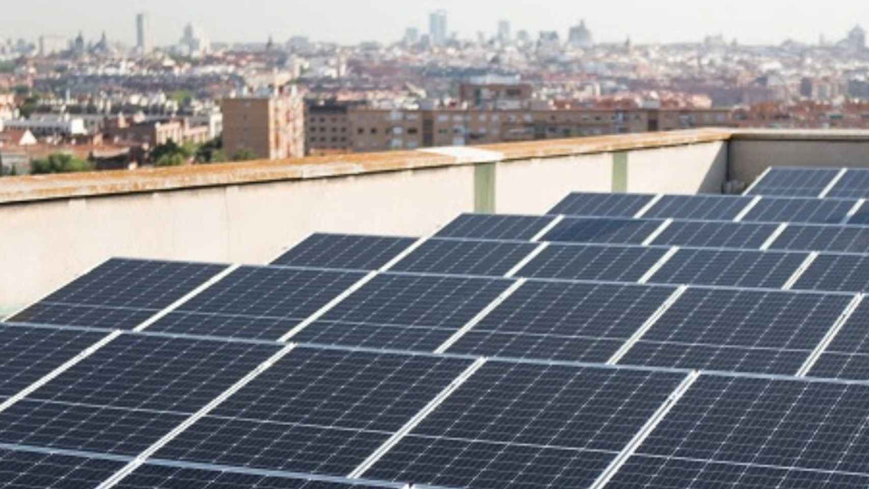 Paneles solares en una vivienda para el autoconsumo / TELEFÓNICA