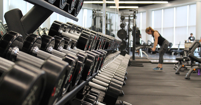 Banco de pesas en un gimnasio con 'spa' en Cataluña / UNSPLASH