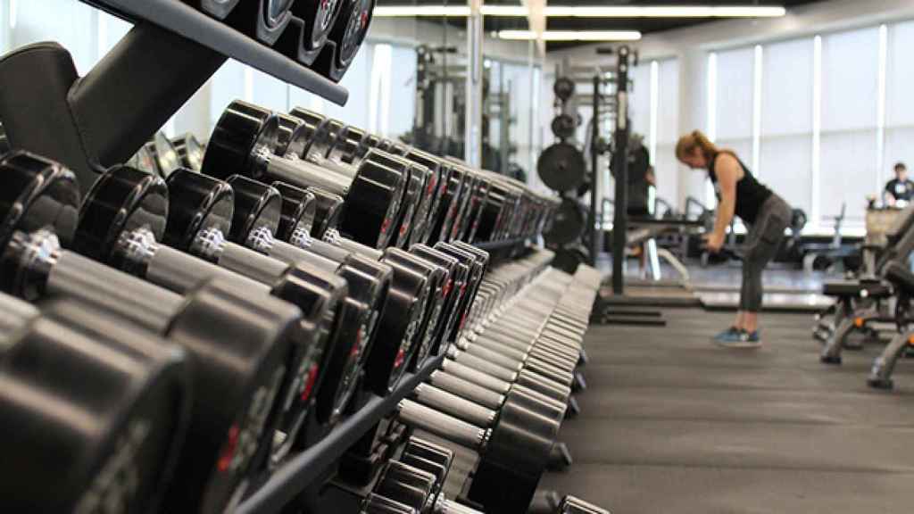 Banco de pesas en un gimnasio con 'spa' en Cataluña / UNSPLASH