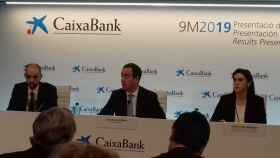 Gonzalo Gortázar, en el centro, durante el acto de presentación de resultados de Caixabank / LUIS M. GARCÍA