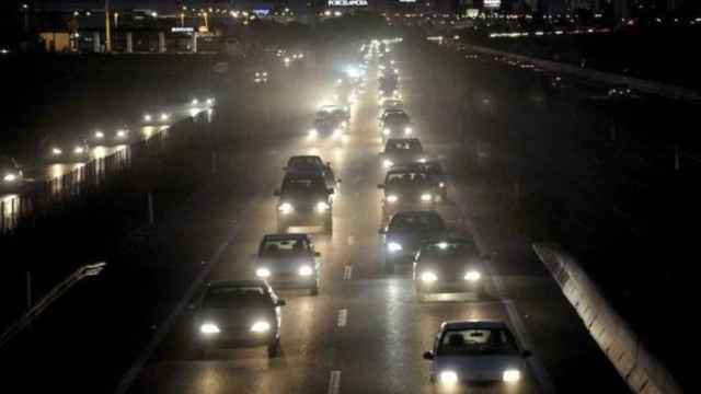 Una carretera abarrotada de vehículos de noche
