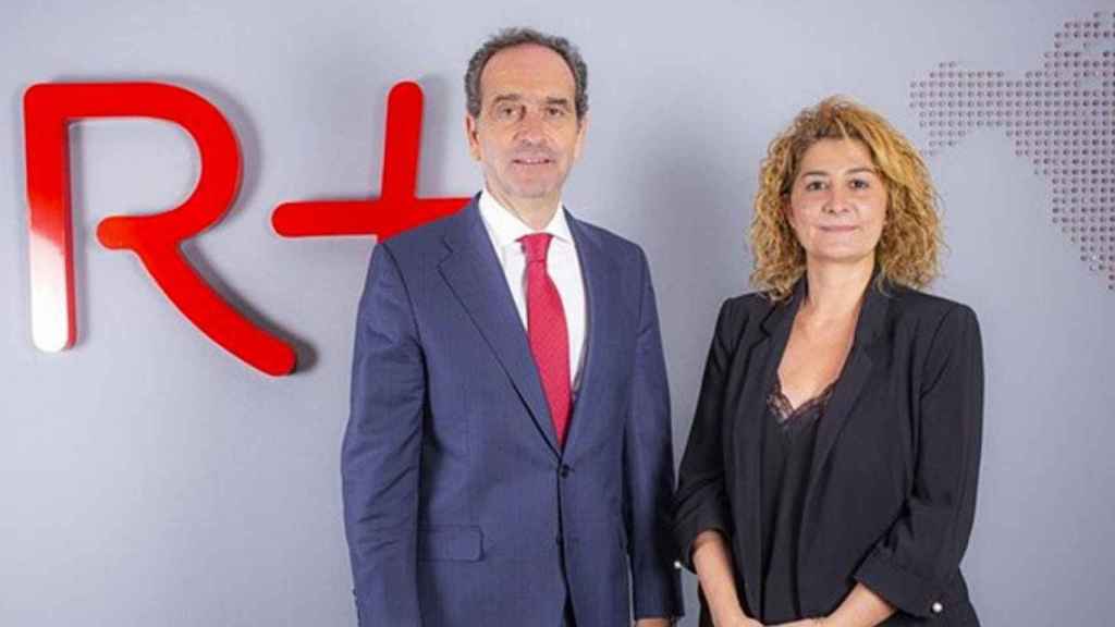 Alberto Delgado, director de Banca Minorista de Banco Santander, y Belén Martín, directora general del Grupo Restalia / GRUPO RESTALIA