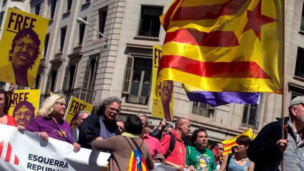 Políticos de ERC y sindicalistas independentistas, tanto de UGT como de CCOO, en la manifestación del 1 de mayo / EFE