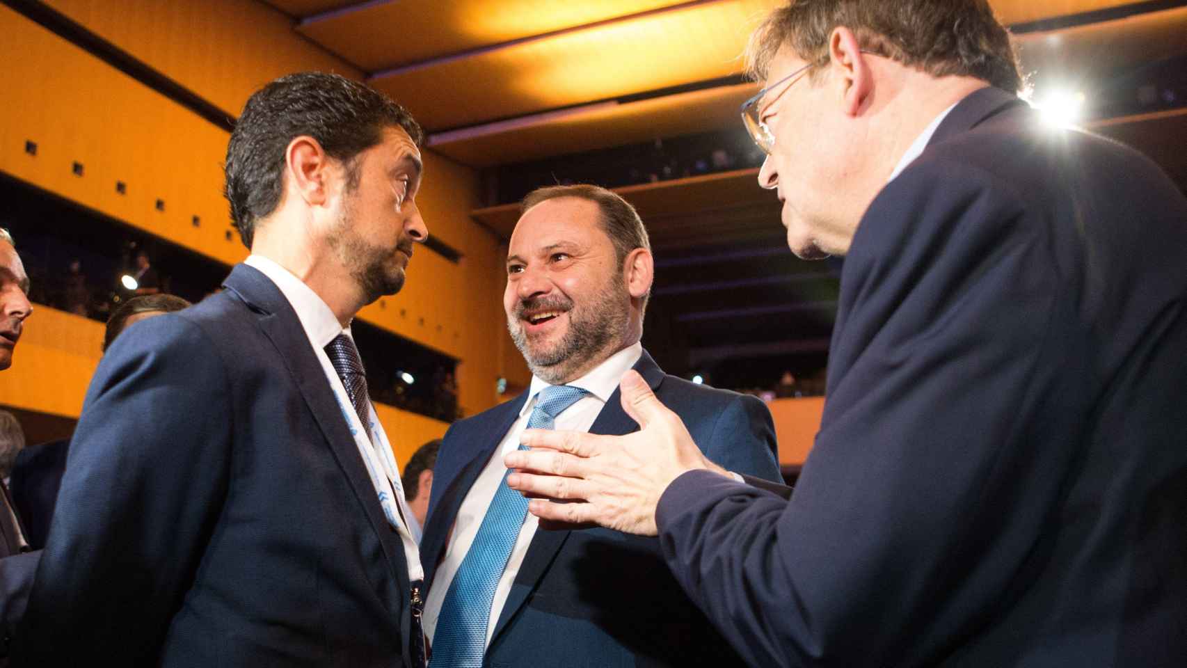 Damià Calvet (i), consejero de Territorio y Sostenibilitat, junto al ministro de Fomento, José Luis  Ábalos (c), y el presidente valenciano Ximo Puig (d) en una conversación sobre infraestructuras / EFE