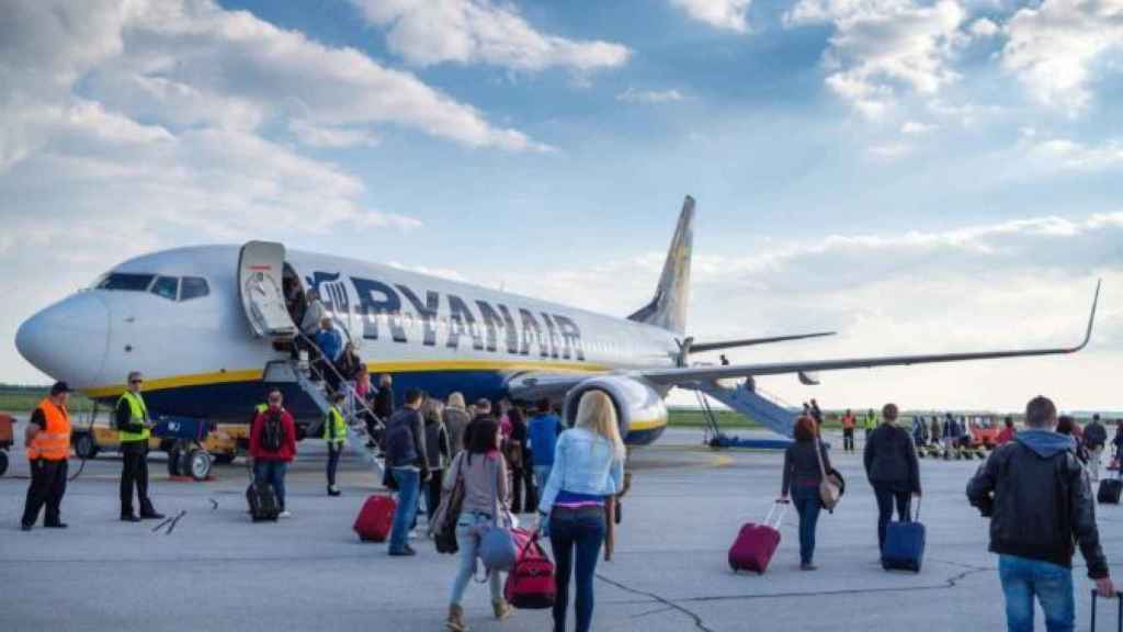 Imagen de archivo de un avión de Ryanair mientras suben los pasajeros