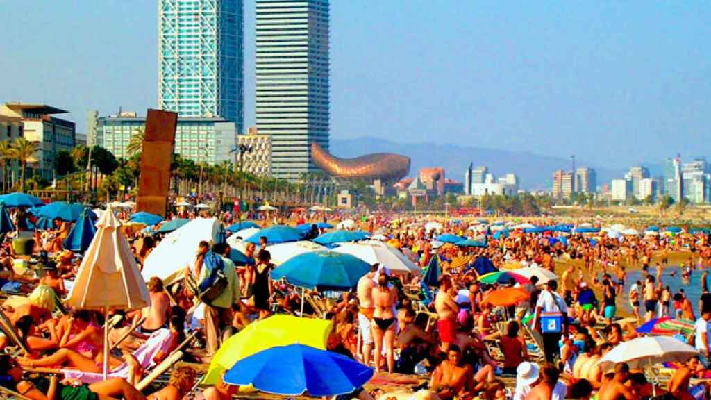 La playa de la Barceloneta abarrotada de turistas / CG