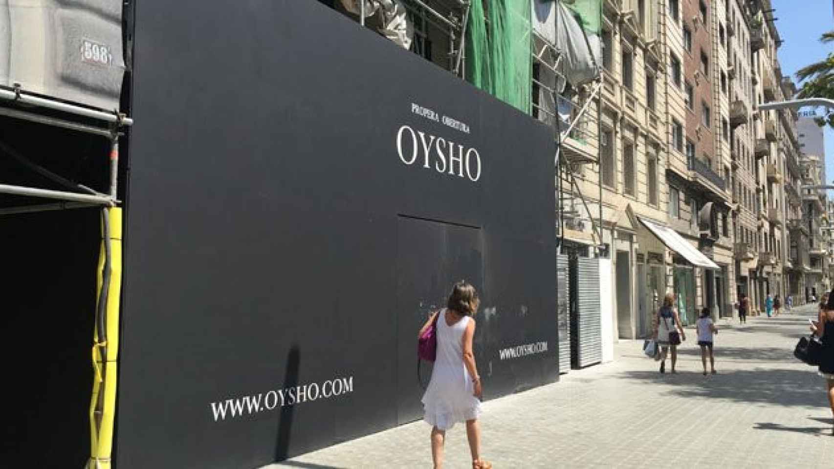 El espacio que ocupará la futura tienda Oysho que Inditex abrirá en el local comercial del renovado HCC Covadonga en Barcelona.