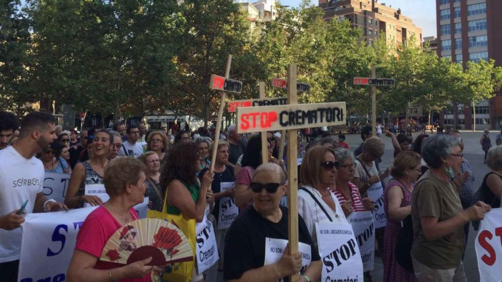 Vecinos se manifiestan en la concentración convocada por la plataforma Stop Crematori el jueves, 30 de junio.