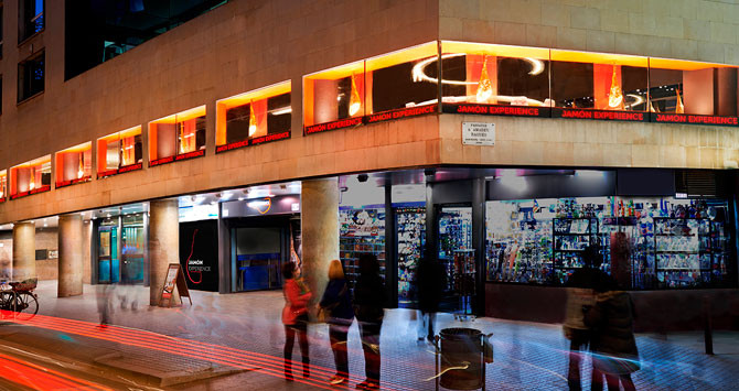 Fachada del Museo del Jamón, el Jamón Experience, en Las Ramblas de Barcelona / CG