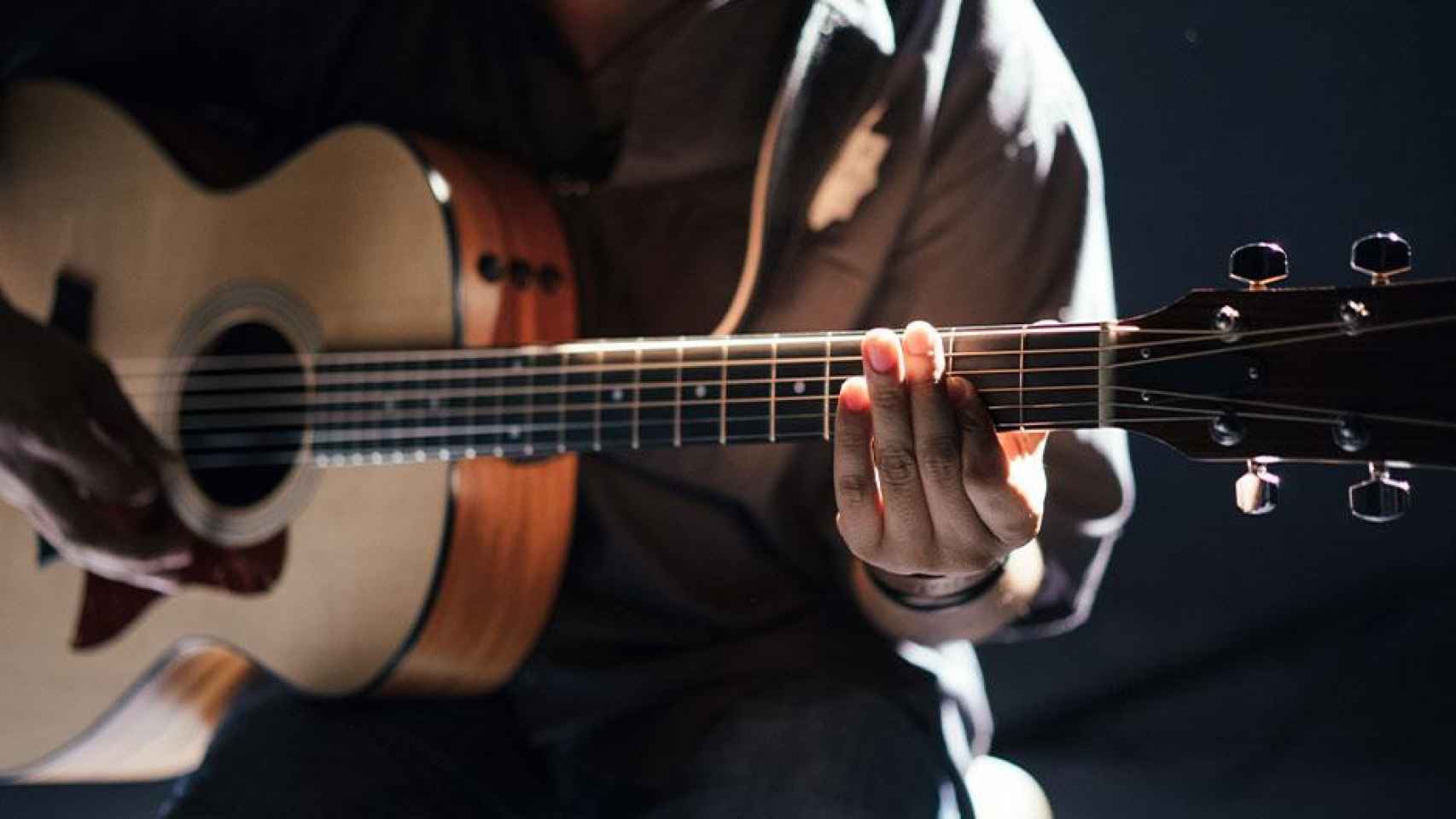 Guitarrista practicando / UNSPLASH