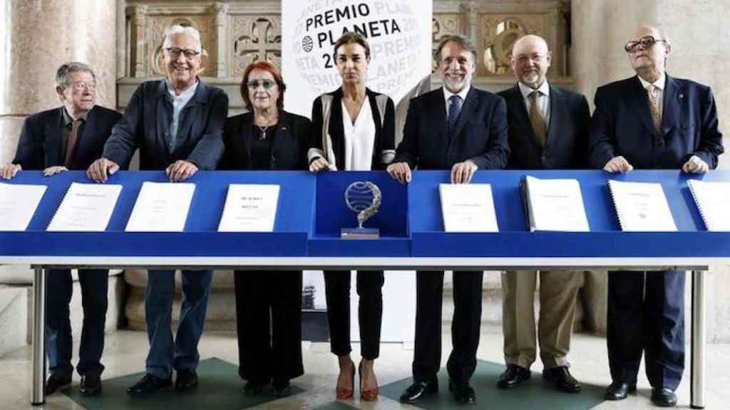 Imagen de archivo, el presidente de Grupo Planeta posa junto a los miembros del Jurado con los manuscritos de los diez finalistas, previo a la entrega mañana de la LXVI edición del Premio Planeta de literatura/EFE