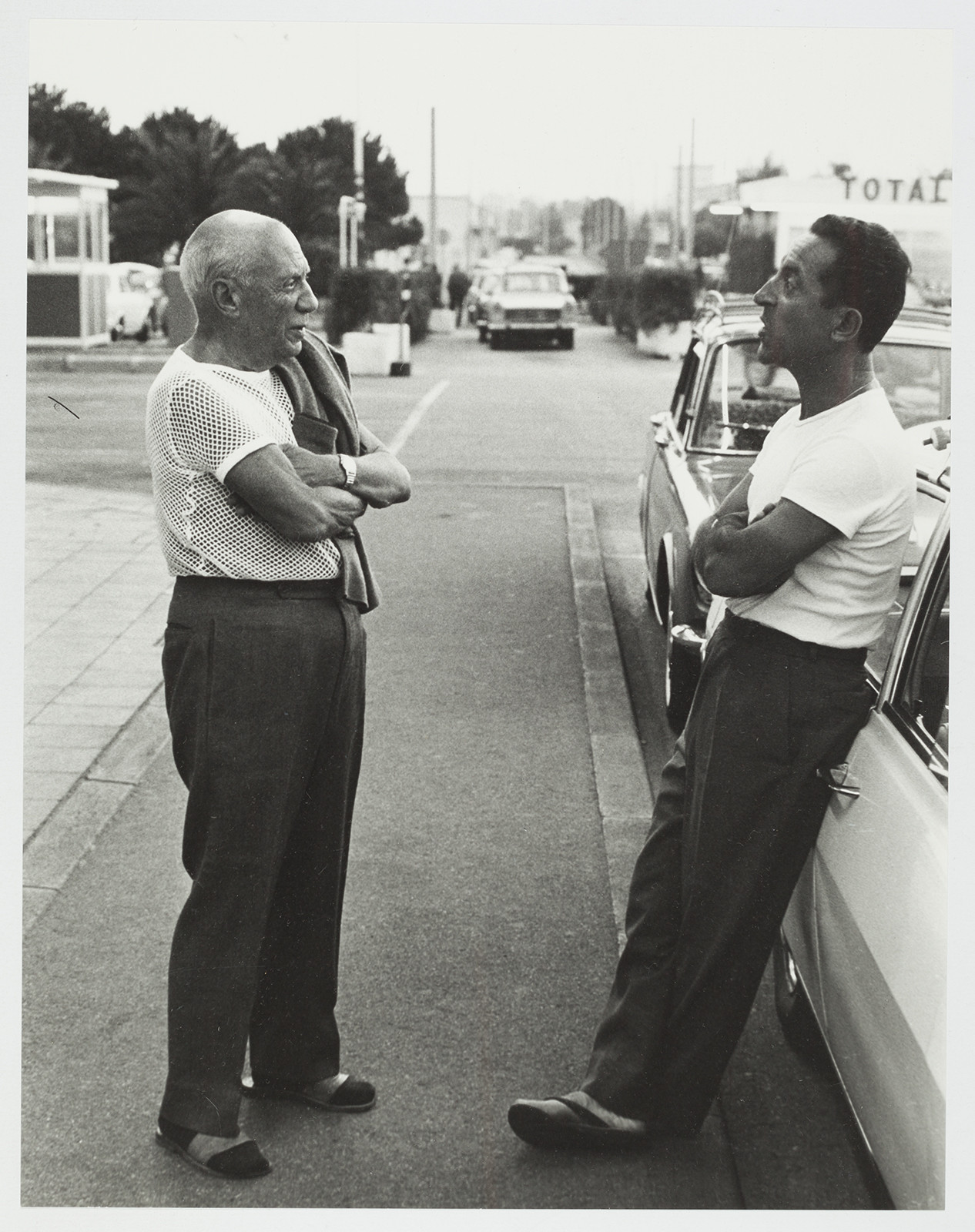 Picasso charlando con un taxista en el aeropuerto de Niza en 1965 / Atelier Lucien Clergue / Succesión Pablo Picasso, VEGAP, Madrid