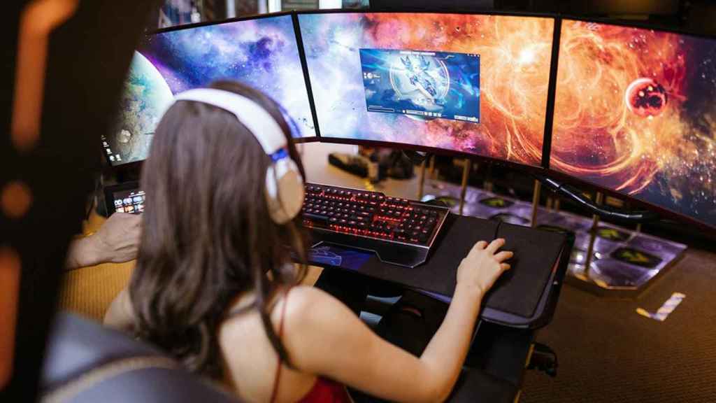 Una chica jugando a 'e-sports' / PEXELS