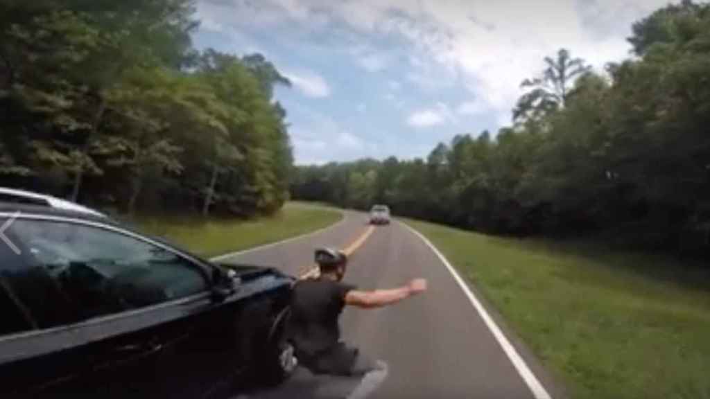 El momento en que el coche arrolla al ciclista