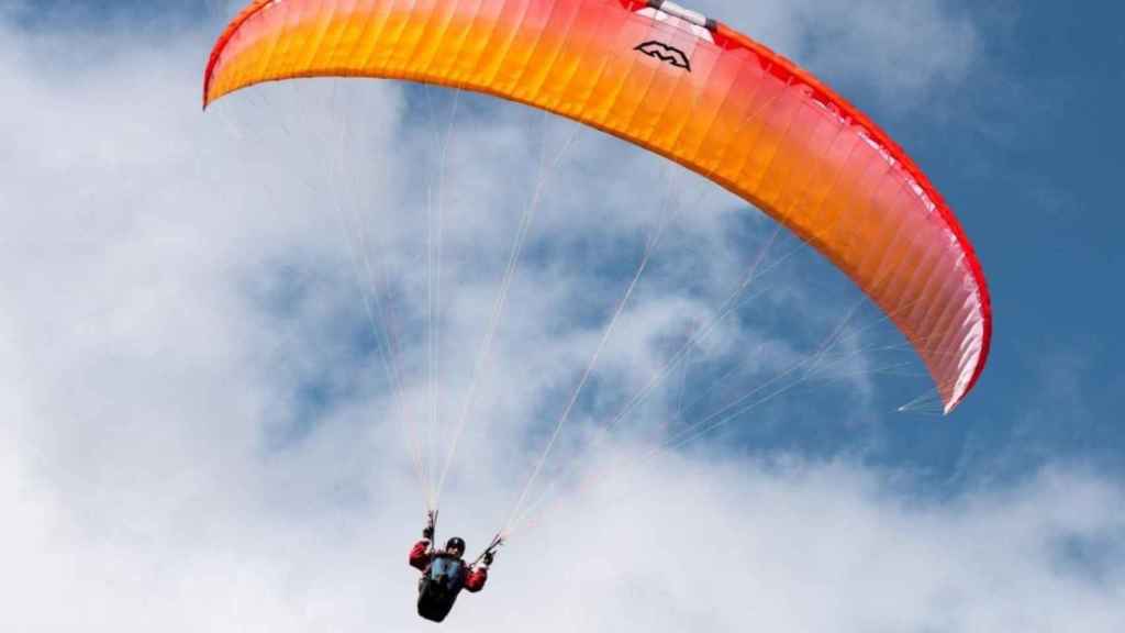 Joven practicando parapente / Eduardo Casajus en UNSPLASH