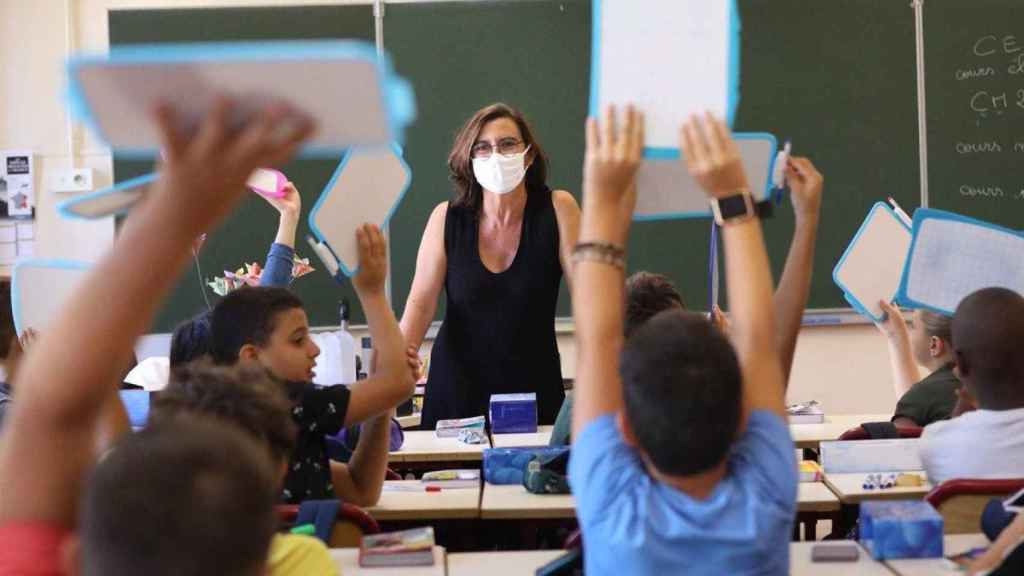 Una profesora da clase en uno de los grupos escolares burbuja de los centros educativos / EP