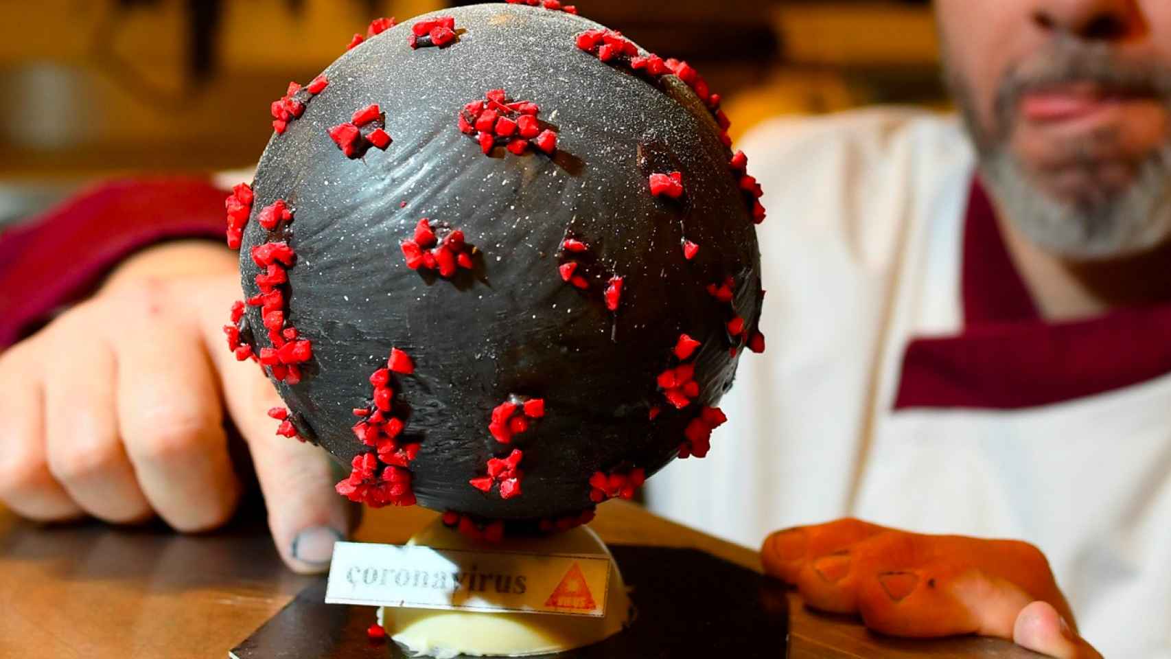 El pastelero Jean-François Pré presume de sus huevos de pascua en forma de covid-19 / AFP - GETTY