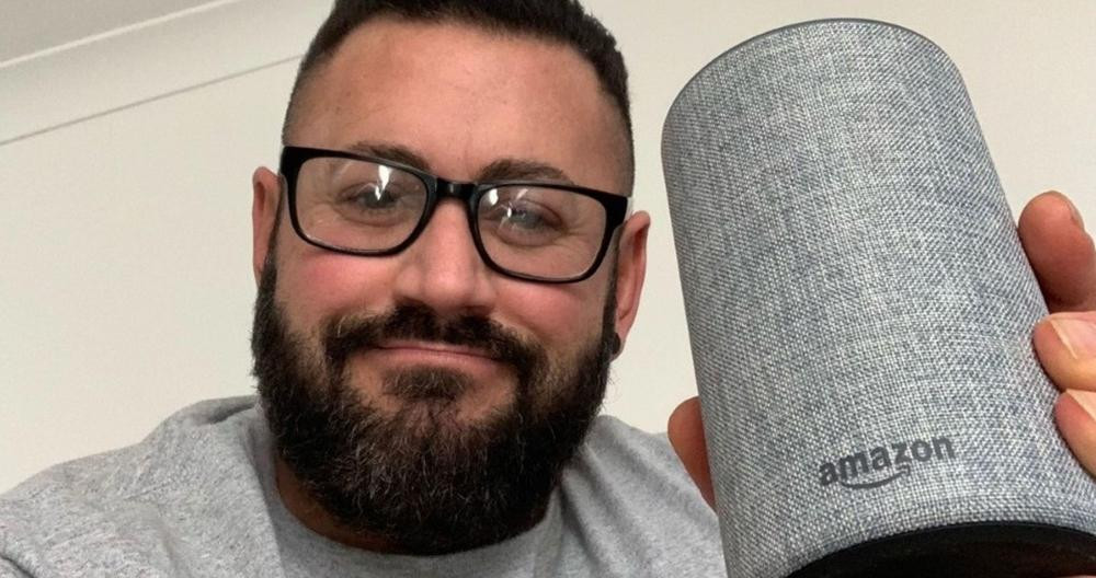 El culturista Dante McNulty con su Amazon Echo / TWITTER