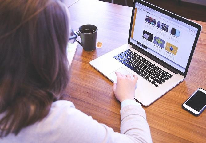 Estudiante con un portátil en su hogar / StartupStockPhotos EN PIXABAY