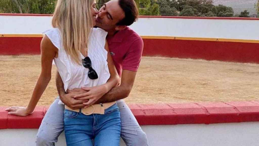 Enrique Ponce y Ana Soria se besan frente a un tendido / INSTAGRAM