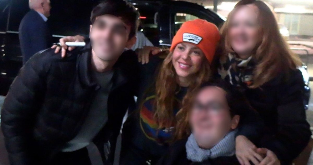 Shakira con fans en el aeropuerto / EP