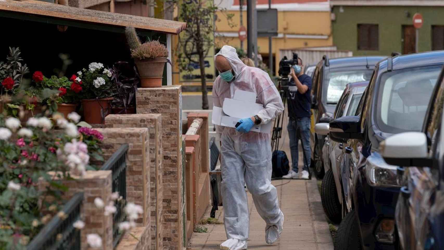 Agentes participan en el registro del domicilio en el que se ha producido la muerte de una anciana de 82 años / EFE