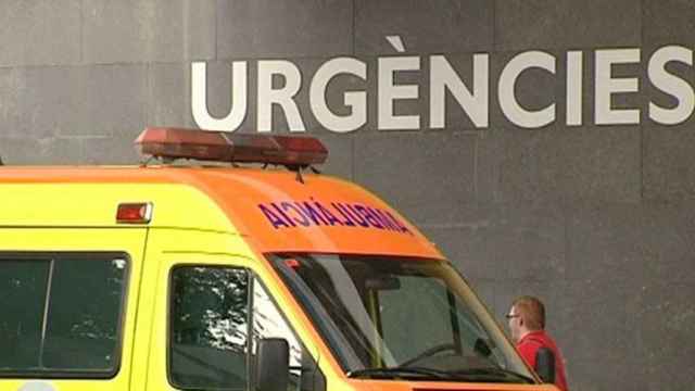 Ambulancia en la entrada de urgencias de un hospital / EFE