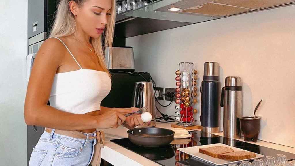 Agustina Gandolfo preparando el desayuno