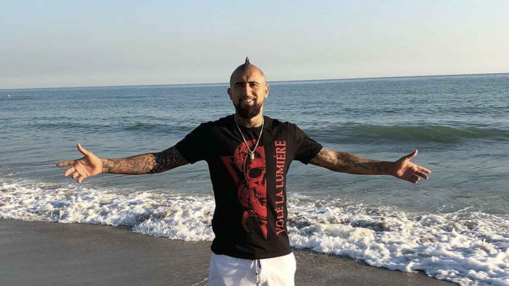 Una foto de archivo de Arturo Vidal en la playa / INSTAGRAM