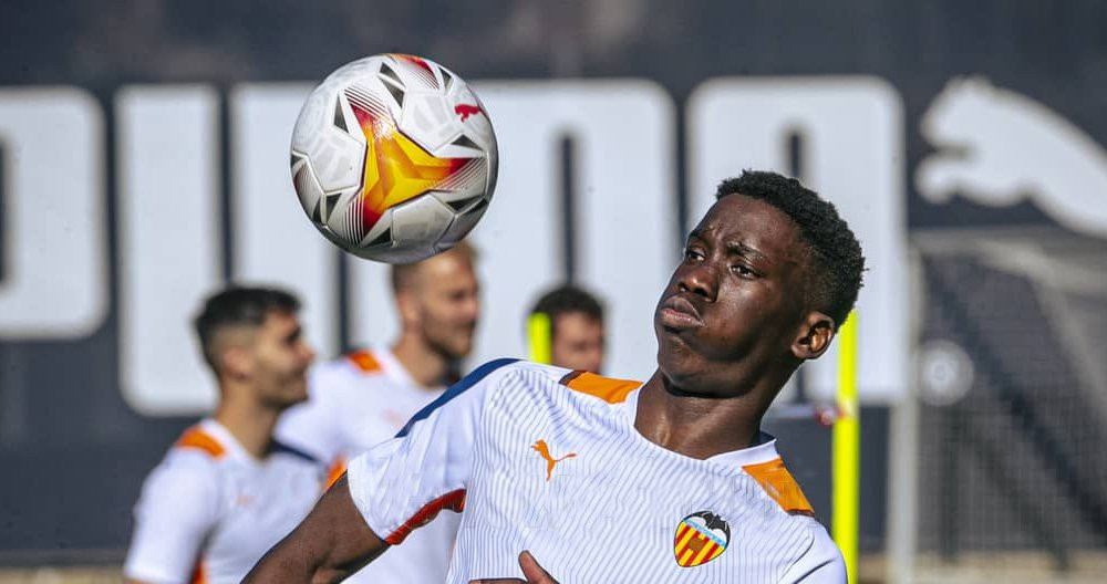 Ilaix Moriba, durante un entrenamiento con Valencia CF / VCF