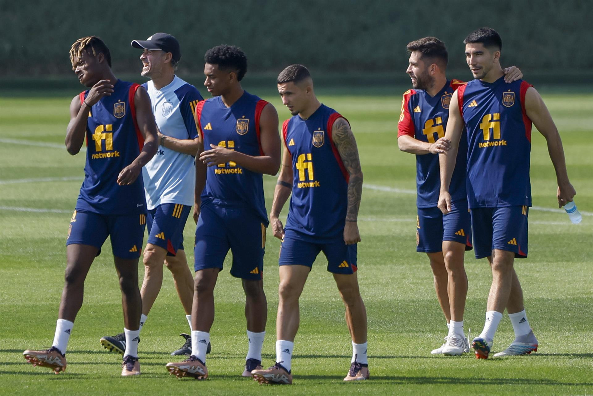 Luis Enrique y varios jugadores de la selección española, en Qatar