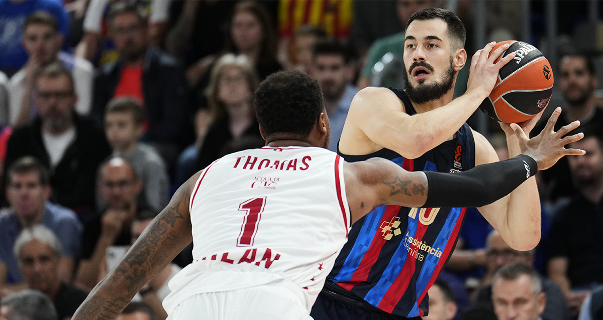 Kalinic, en una acción contra Thomas, en el Barça-Armani disputado en el Palau / EFE