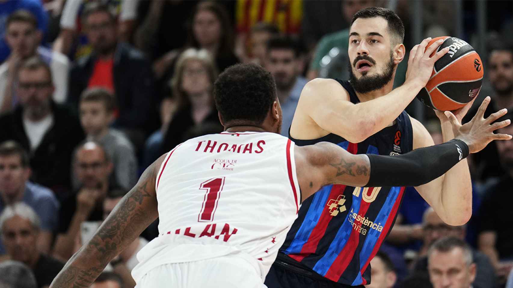 Kalinic, en una acción contra Thomas, en el Barça-Armani disputado en el Palau / EFE