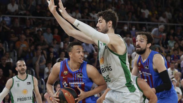 Dante Exum y Sertac Sanli, contra Ante Tomic y Pau Ribas en el Barça Joventut / EFE