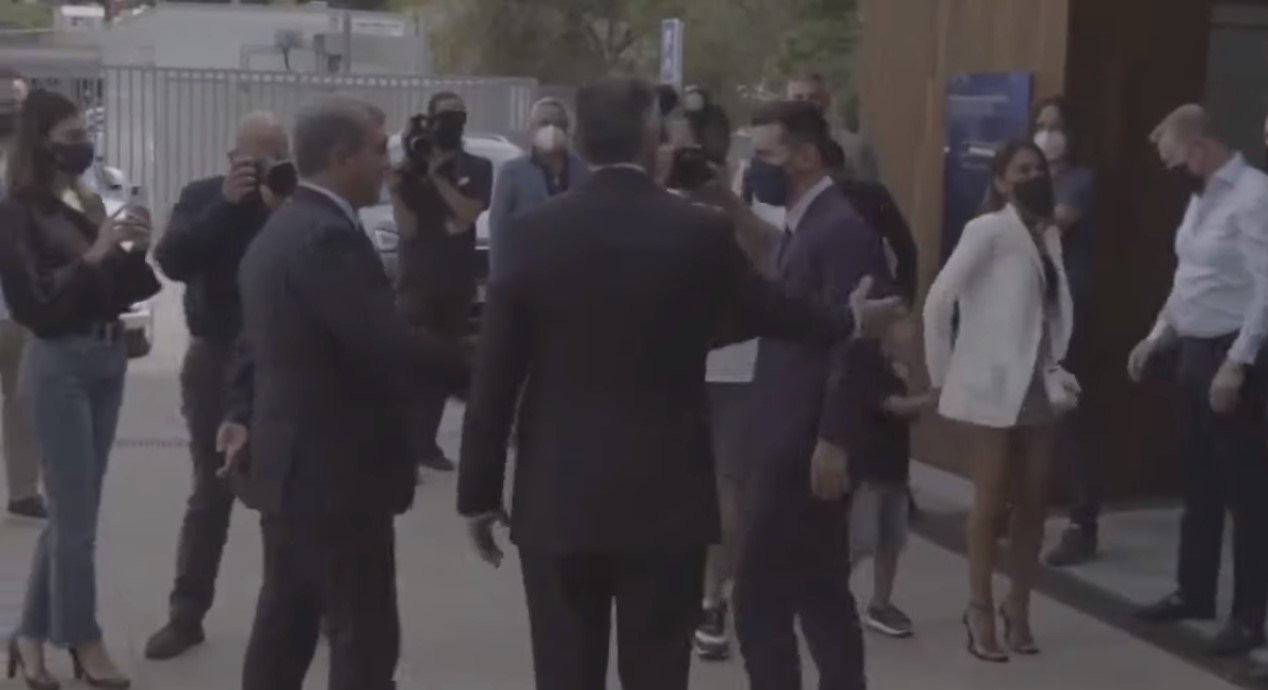 Imagen del saludo entre Joan Laporta y Leo Messi el día de su despedida / FCB