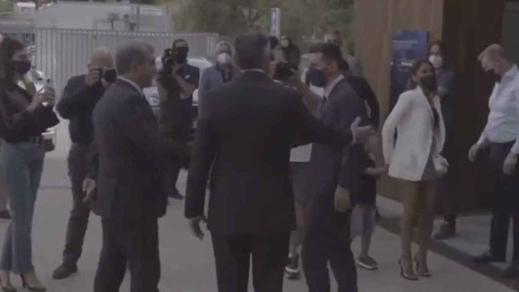 Imagen del saludo entre Joan Laporta y Leo Messi el día de su despedida / FCB