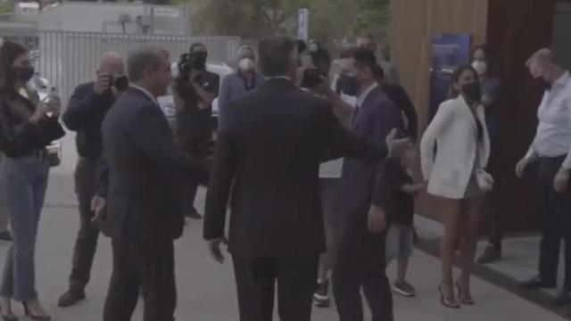 Imagen del saludo entre Joan Laporta y Leo Messi el día de su despedida / FCB