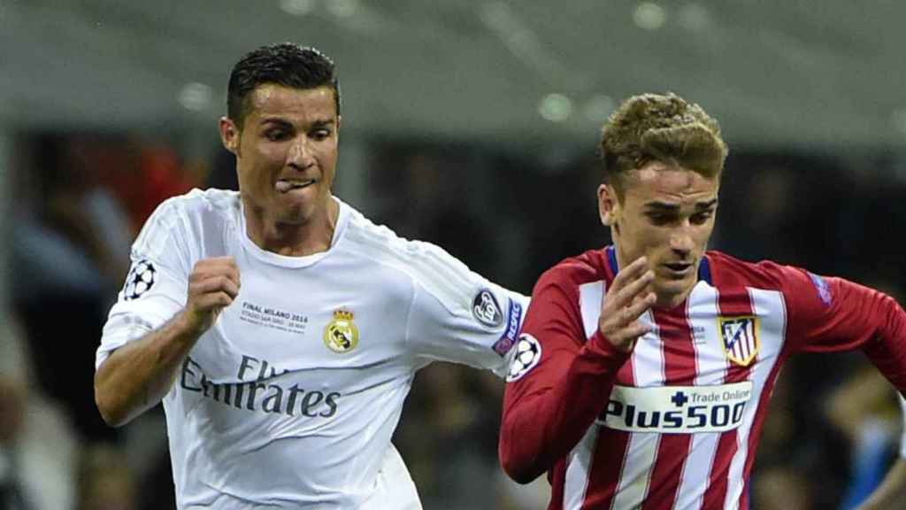 Antoine Griezmann y Cristiano Ronaldo en un derbi madridista / EFE