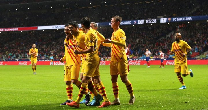 El Barça celebra el gol de Messi/ EFE