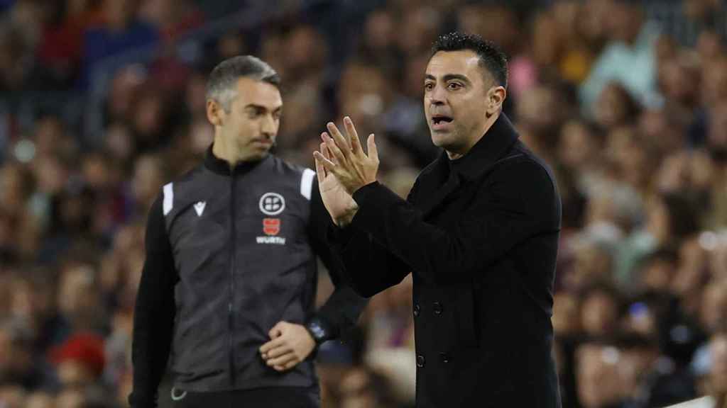 Xavi aplaude a sus jugadores, durante el triunfo contra el Almería / EFE