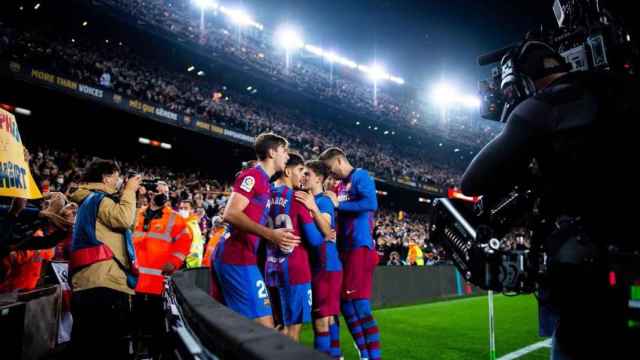 Los jugadores del Barça celebran un gol de Memphis