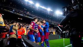 Los jugadores del Barça celebran un gol de Memphis