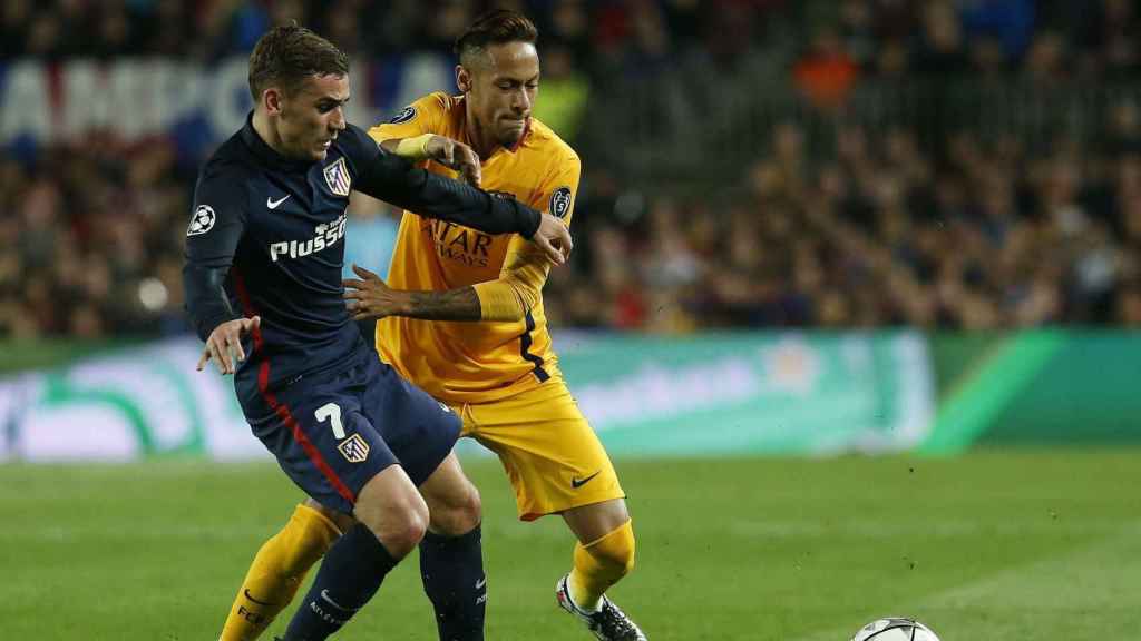 Imagen de archivo de Neymar y Griezmann disputando un balón / ARCHIVO