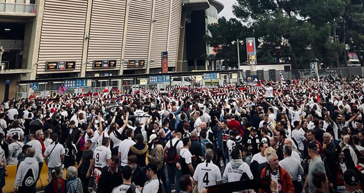 La afición del Eintracht Frankfurt ingresando al Camp Nou / Eintracht Frankfurt