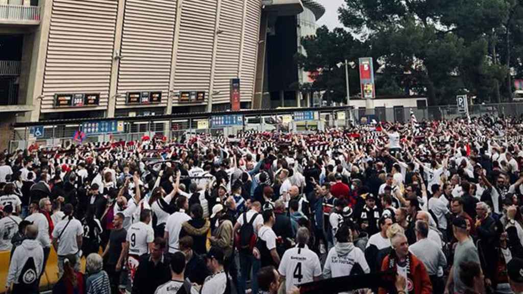 La afición del Eintracht Frankfurt ingresando al Camp Nou / Eintracht Frankfurt