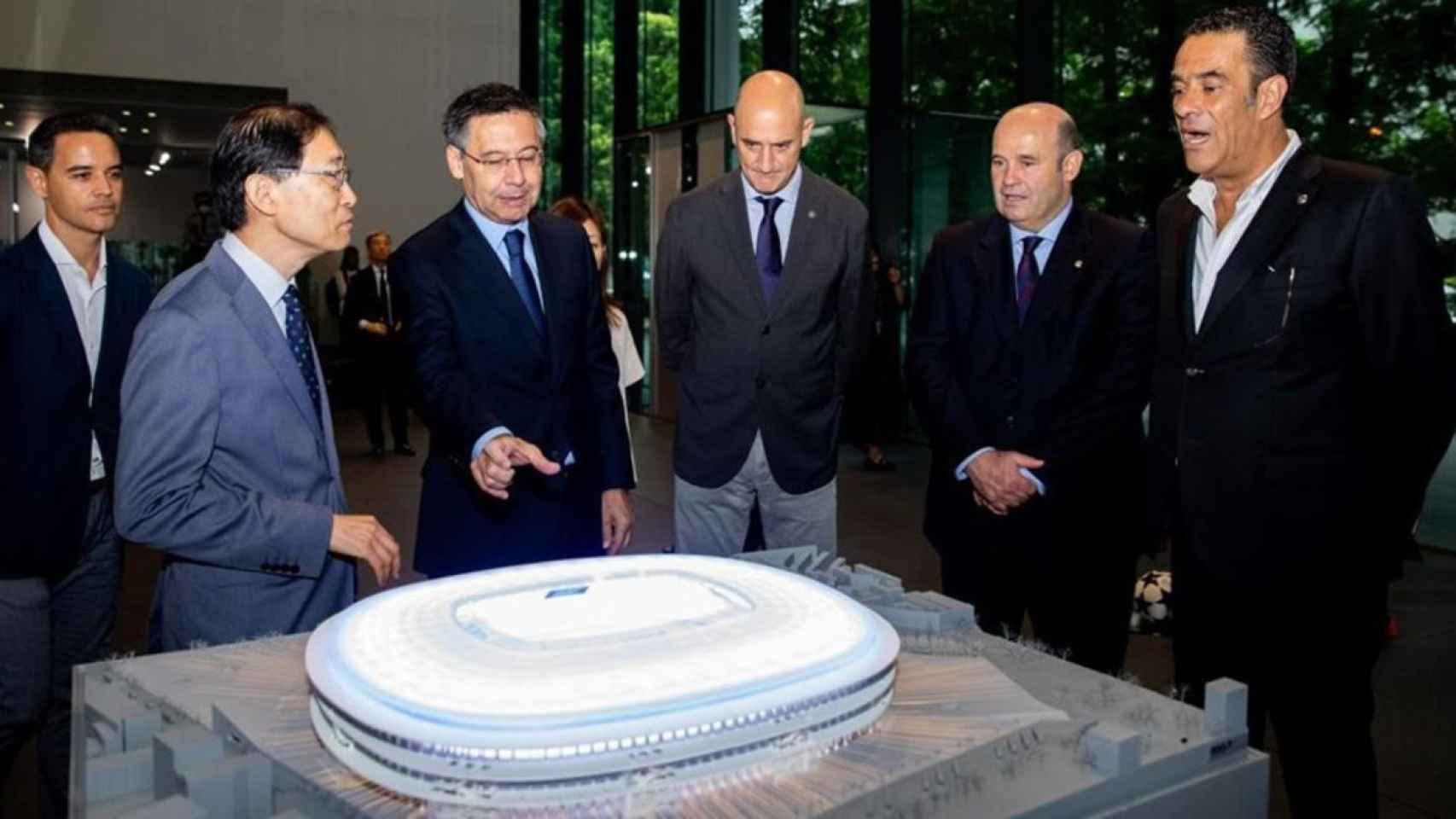 Bartomeu, Jordi Moix y sus compañeros de junta observando el Espai Barça / EFE