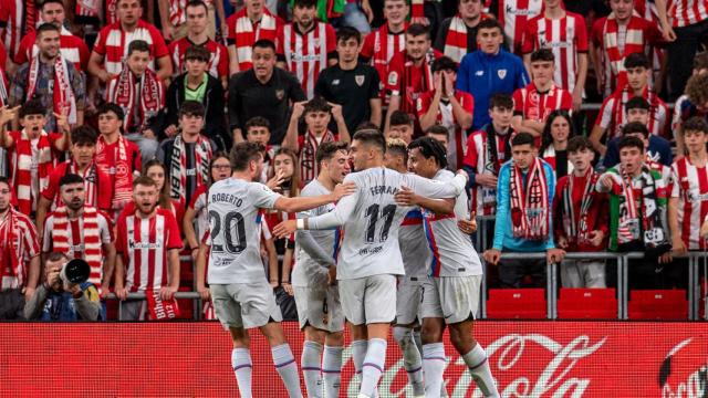 Los jugadores del Barça celebran el gol de Raphinha en el último minuto de la primera parte / EFE