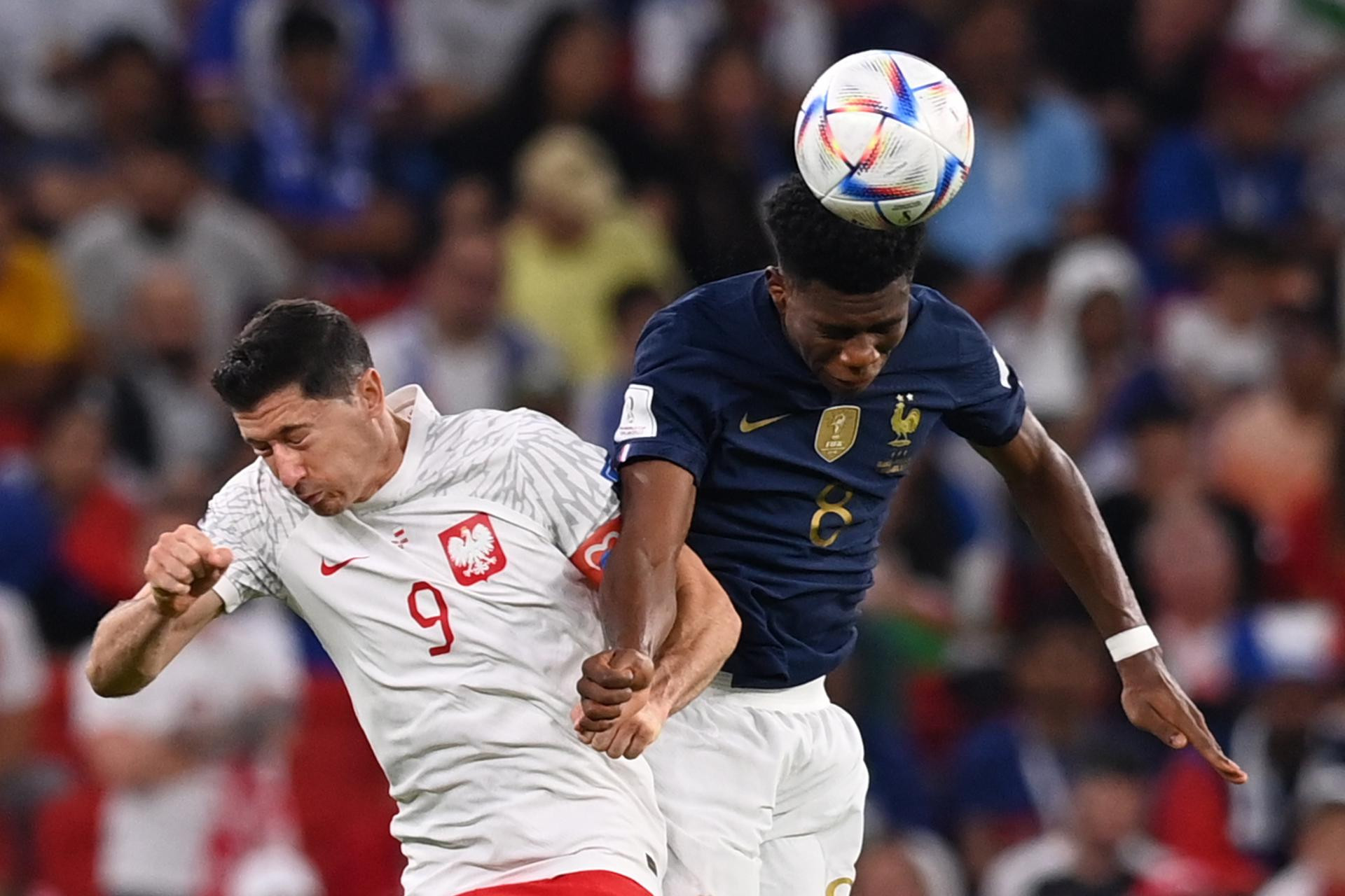 Lewandowski y Tchouameni pugnan por un balón aéreo / EFE