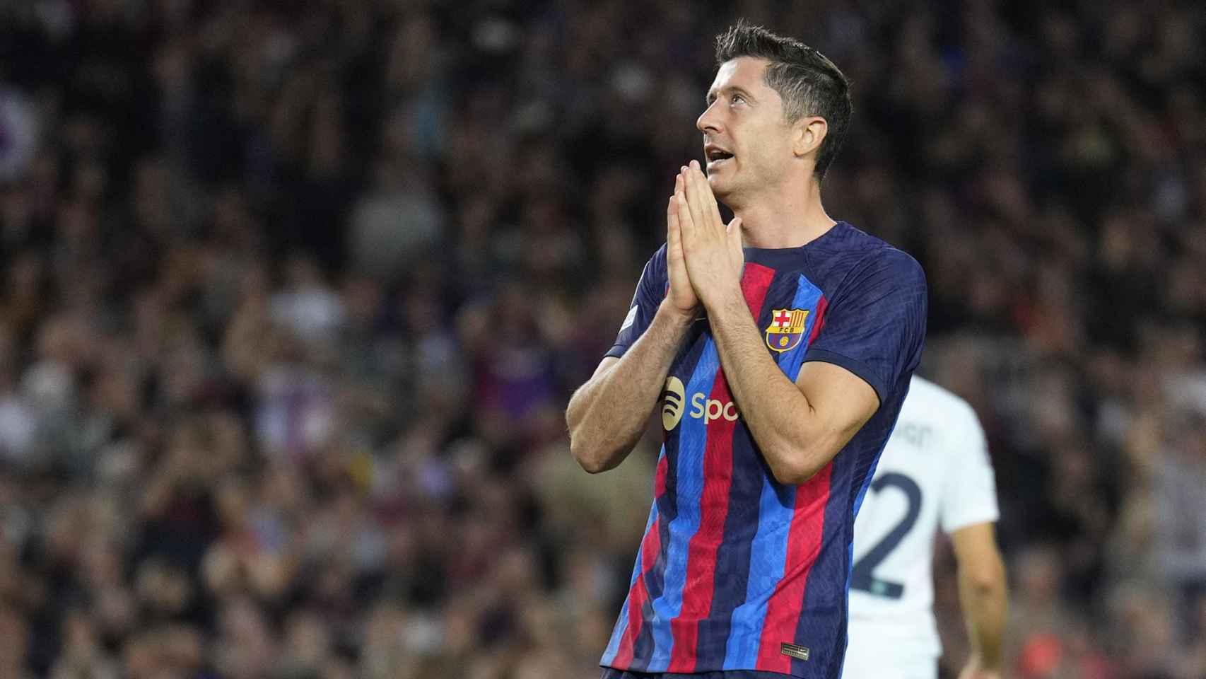 Lewandowski tendrá que romper con los pronósticos en el clásico / EFE