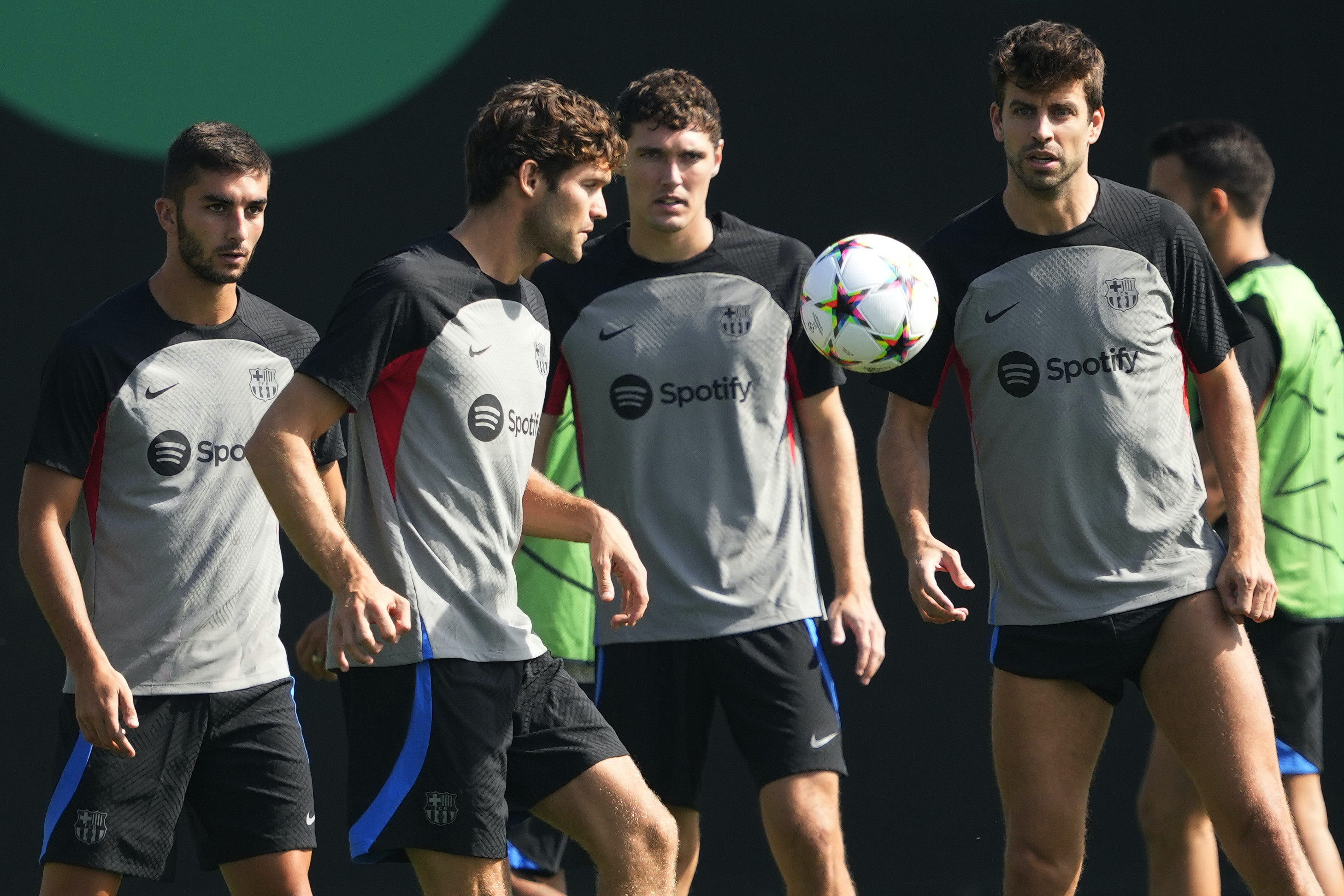 Piqué, Christensen, Ferran Torres y Marcos Alonso entrenando con el Barça / FCB